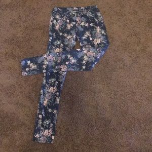 Adorable floral print skinny jean